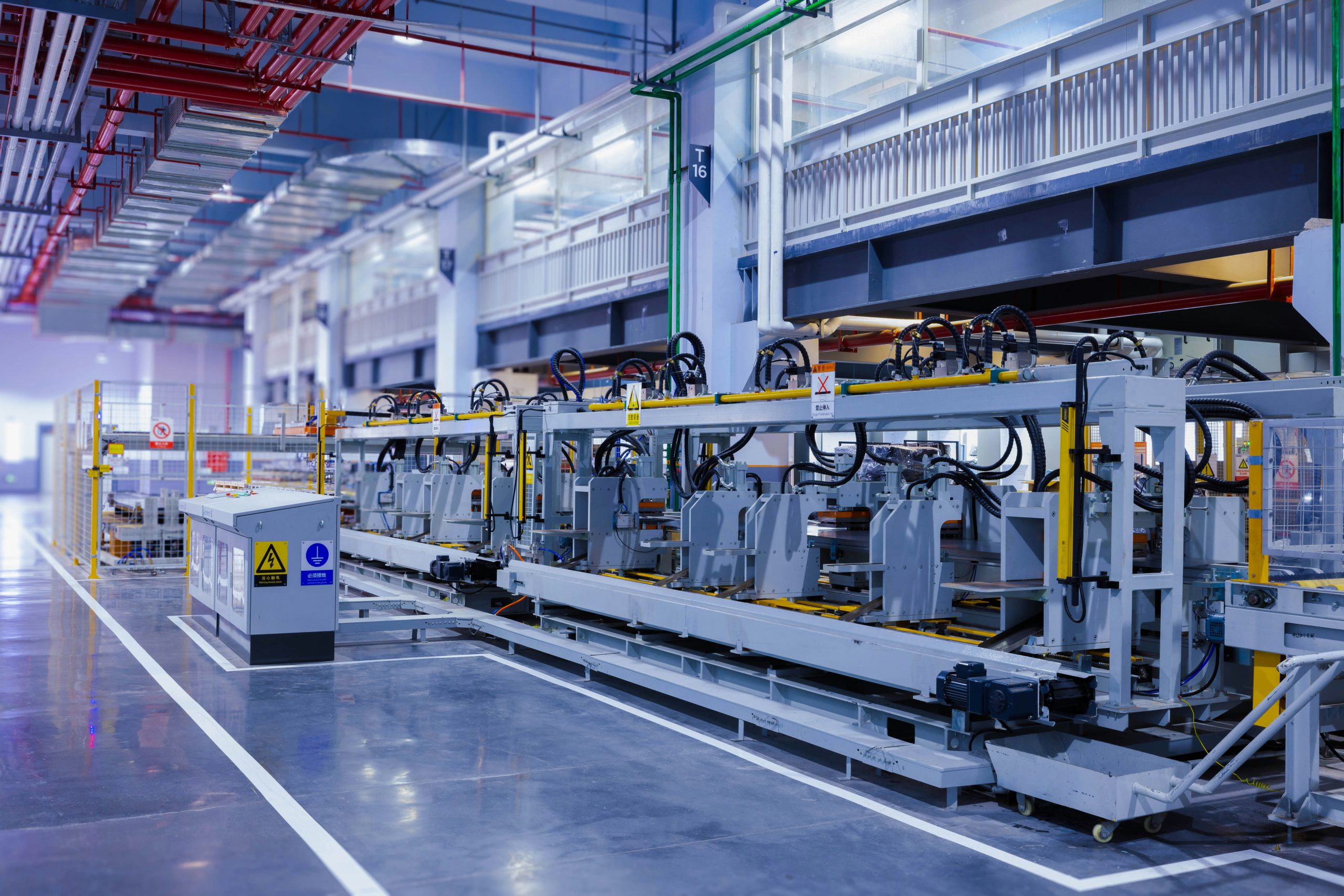 Wielkie maszyny które coś produkują w wyniku automatyzacja zakładów produkcyjnych