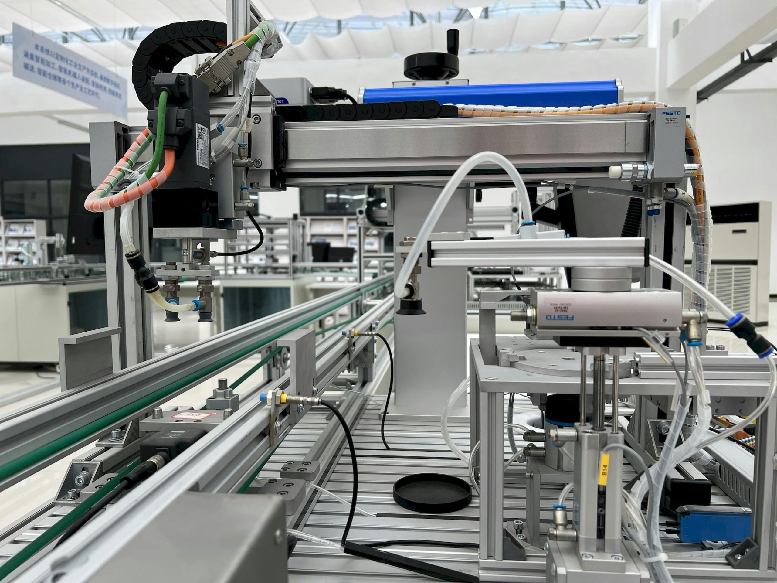 Maszyna z taśmą produkcyjną i plastikowymi wężami to jeden ze składników automatyzacja procesów przemysłowych