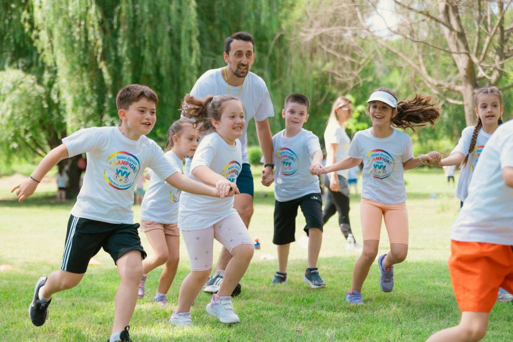 Dzieci biegają na świeżym powietrzu bo są zadowolone że są na obóz krav maga dla dzieci