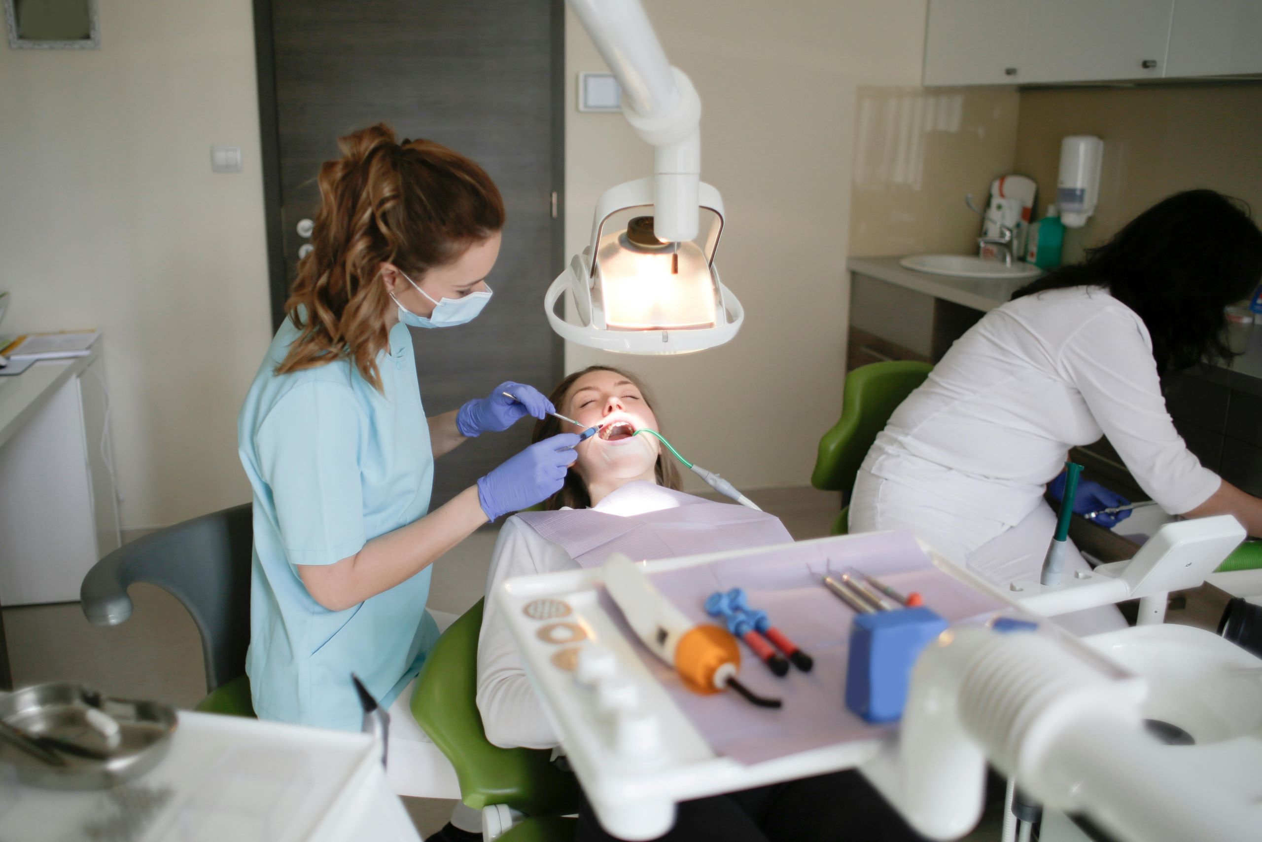 Pani dentystka i jej asystentka są po kurs endodoncja