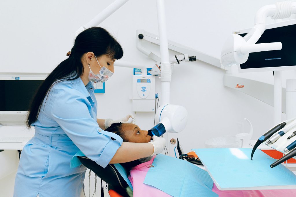 Pani po kurs endodoncja wykonuje zabieg endododododoncji