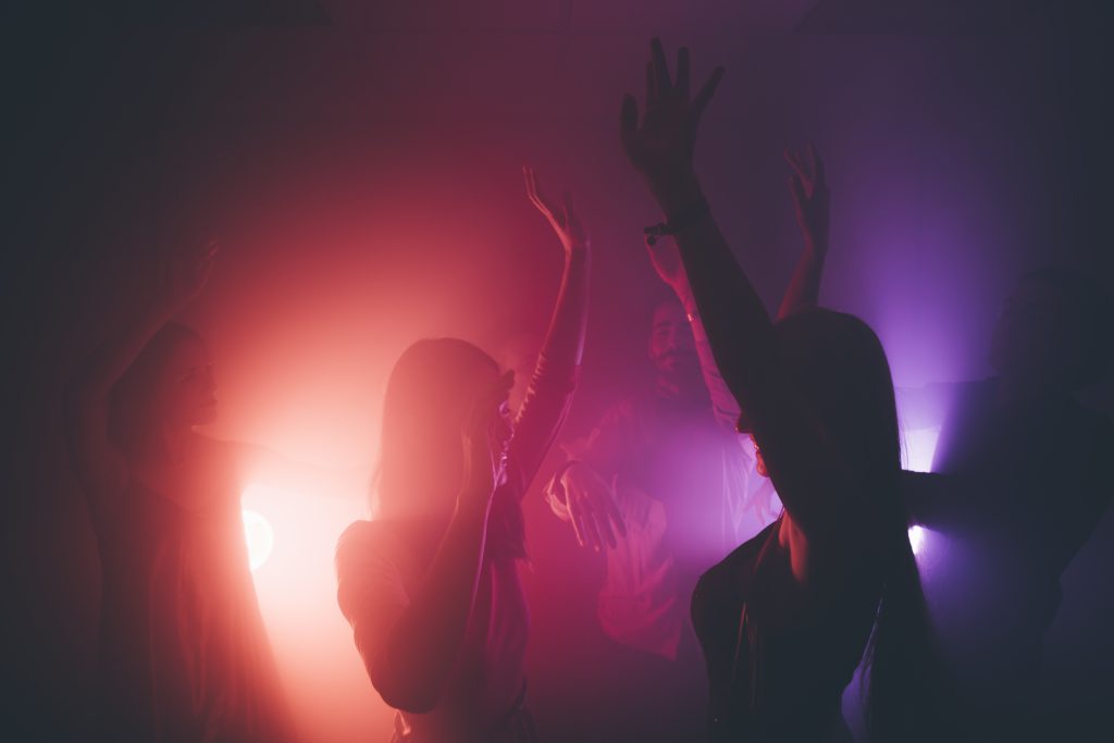 Zmysłowe światła i nocna atmosfera w ekskluzywnym night club Kraków Rynek – idealne miejsce na niezapomniany wieczór.