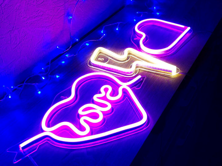 Podświetlane logo na ścianę – neonowy napis na tle ciemnej ściany