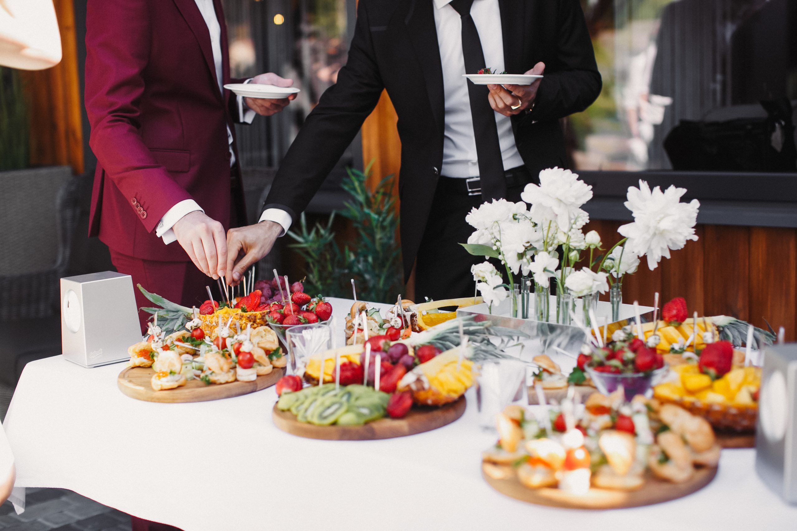 Profesjonalny catering na eventy firmowe Wrocław – pyszne jedzenie i dopracowana prezentacja.