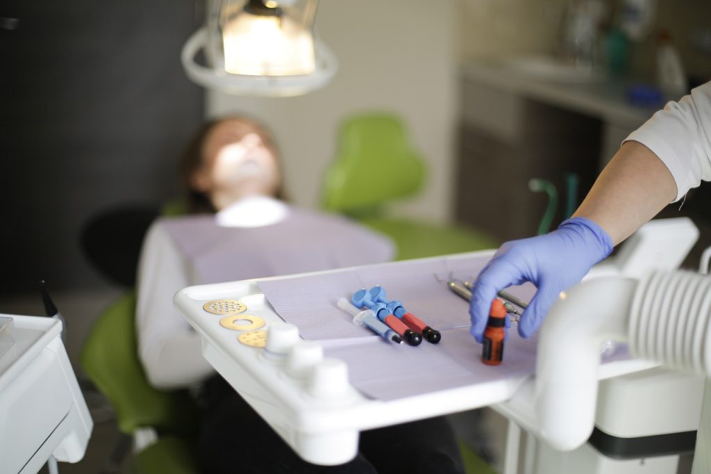 Nowoczesna protetyka stomatologiczna Olsztyn – precyzyjne uzupełnienia zębów zapewniające komfort i estetykę.