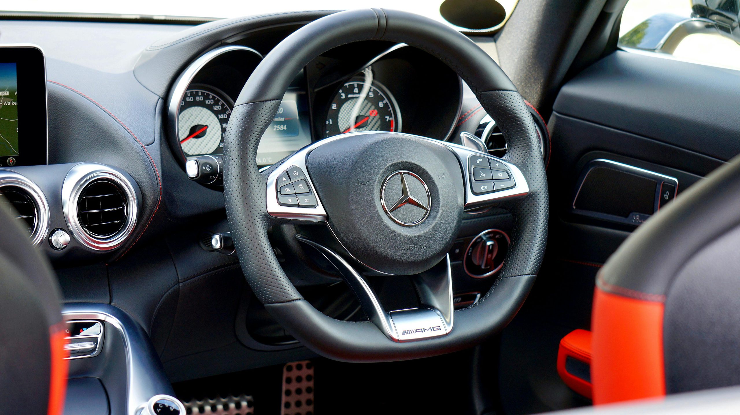 Sportowy Mercedes A 200 AMG z wypożyczalni Katowice – luksus i moc na wyciągnięcie ręki dla wymagających kierowców.