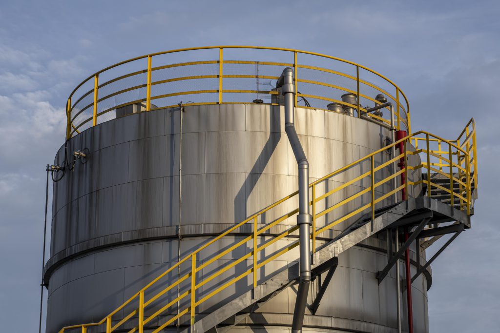 Zbiorniki przeciwpożarowe stalowe zainstalowane na terenie zakładu przemysłowego – przykład trwałej infrastruktury PPOŻ.