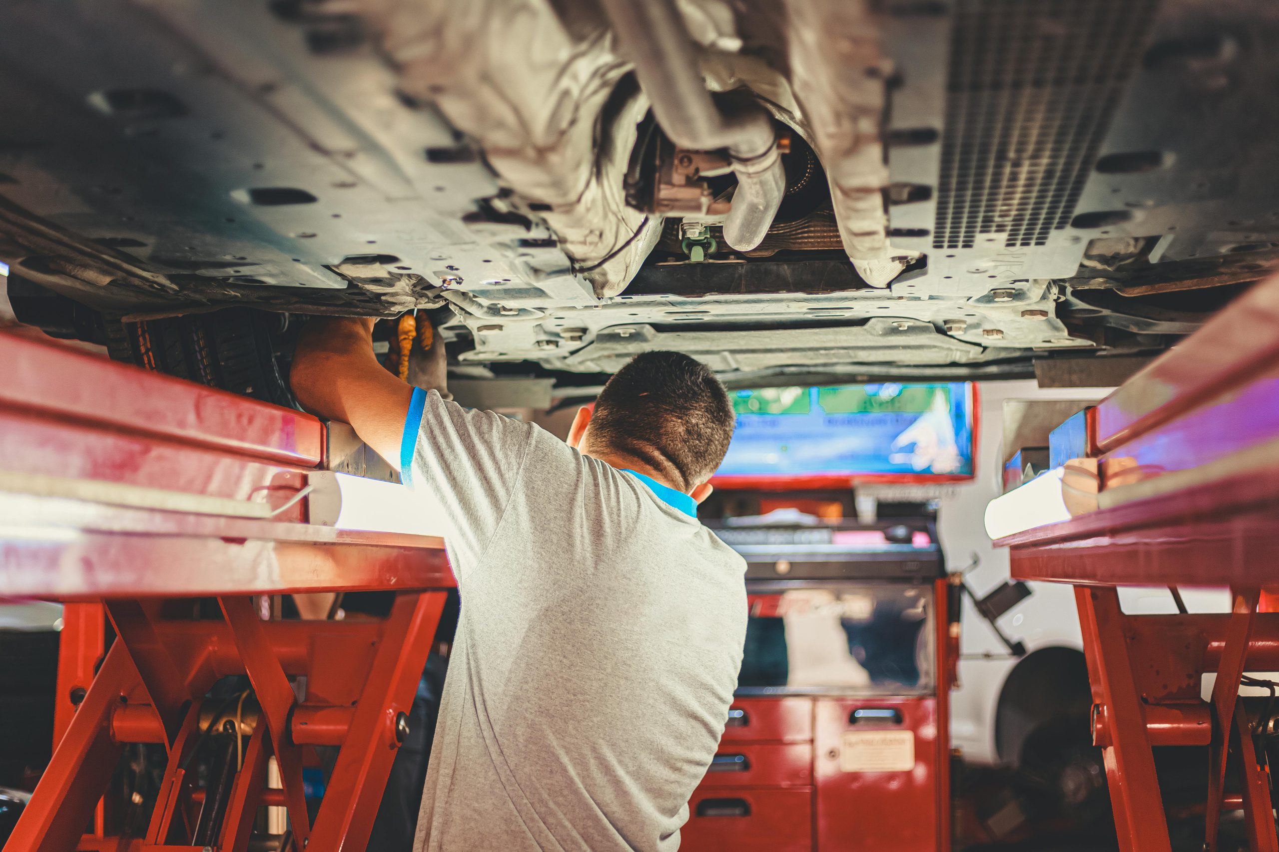 Mechanik podczas wymiany części do ciężarówek Renault