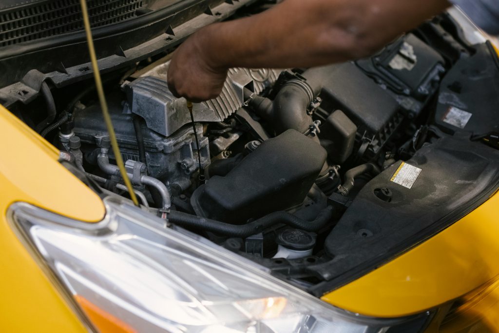 Osoba podczas wymiany części do samochodów ciężarowych Volvo