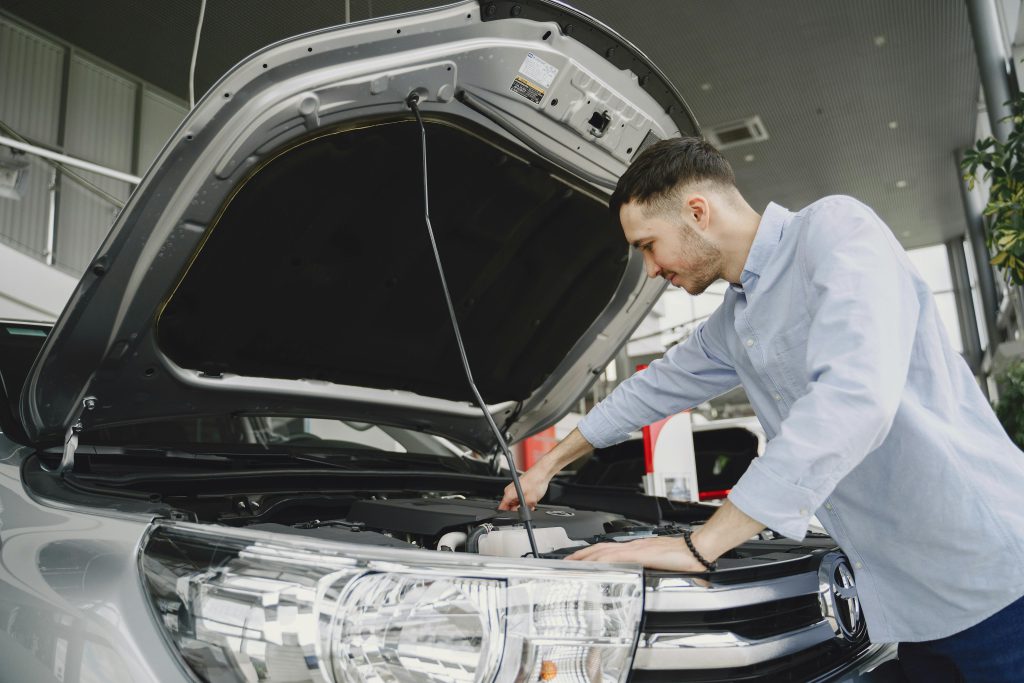 Osoba podczas wymiany  części do ciężarówek Renault