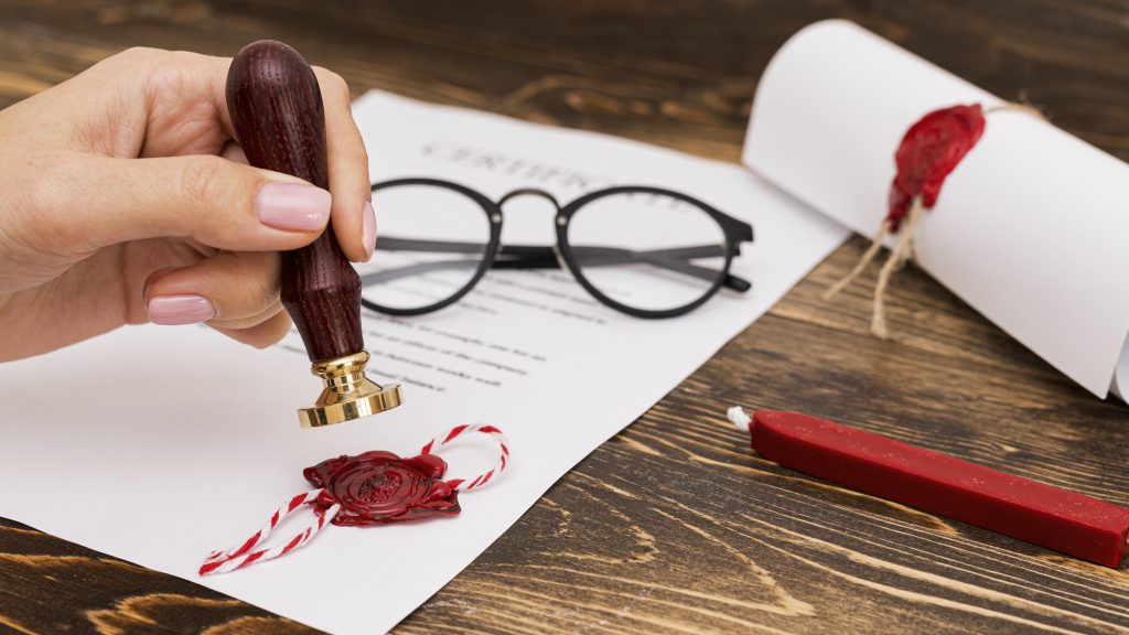 Tłumacz przysięgły Wrocław podczas pracy nad dokumentami – profesjonalne tłumaczenia przysięgłe na najwyższym poziomie.